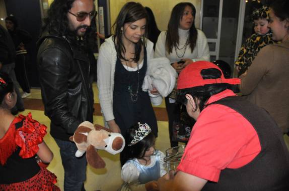 Coletando doces no Dia das Bruxas em shopping de Bogotá, na Colômbia